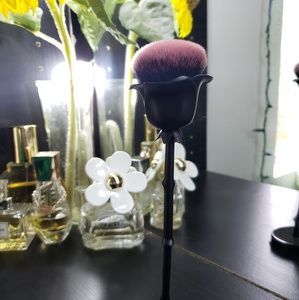 Wet N Wild Limited Edition Rose Blush Brush